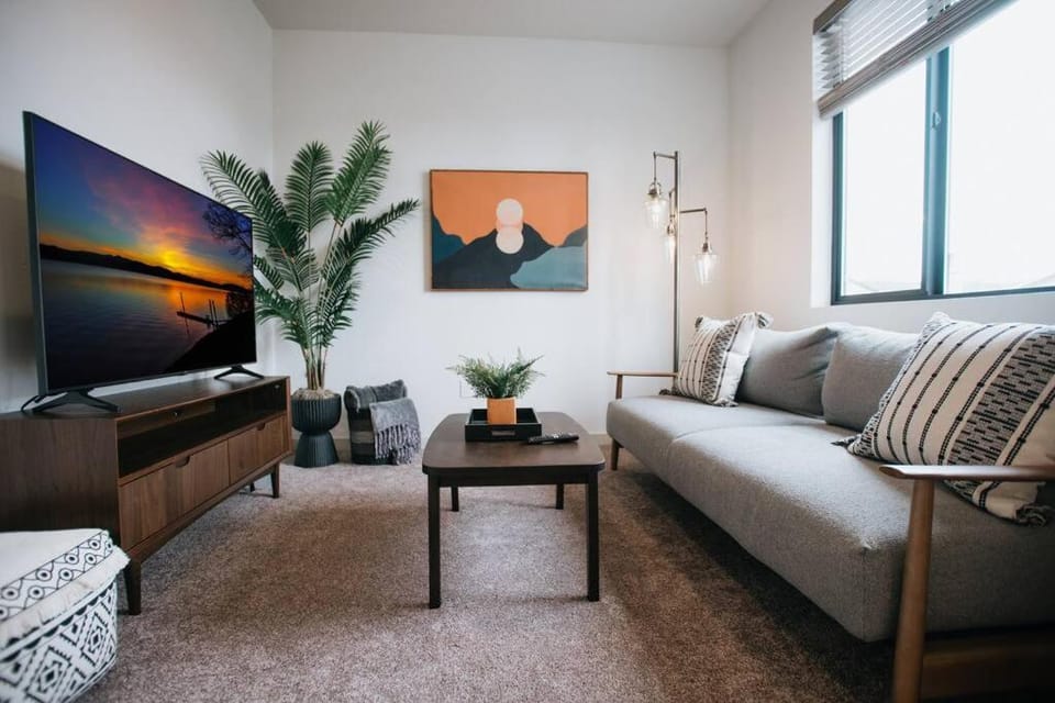 Serene Lake Getaway at Stunning Scandi Home House in Coeur dAlene