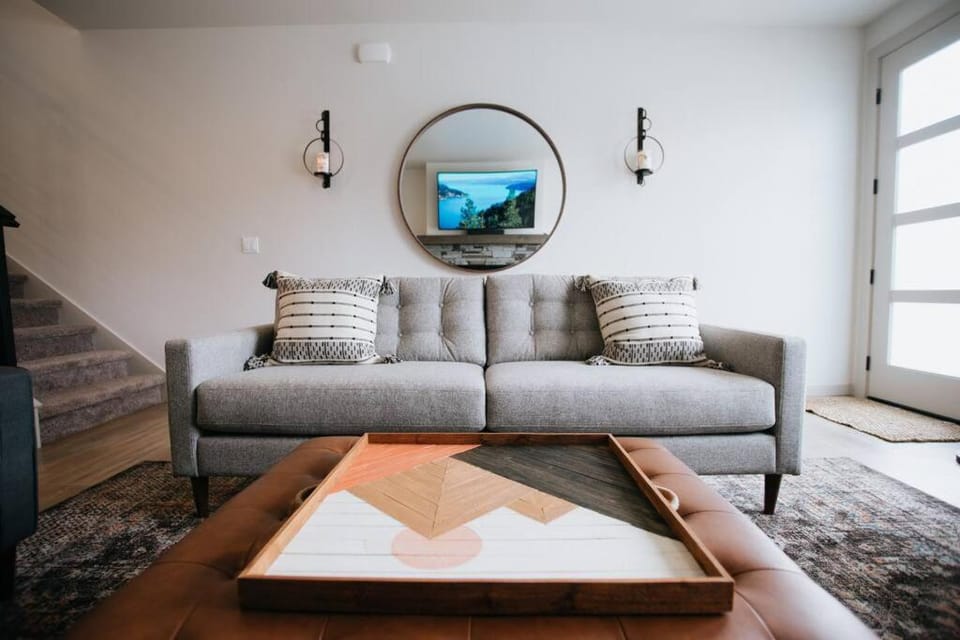 Serene Lake Getaway at Stunning Scandi Home House in Coeur dAlene