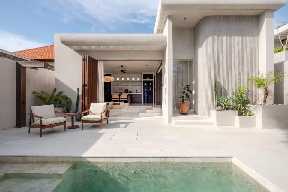 Property building, Balcony/Terrace, Swimming pool, sunbed