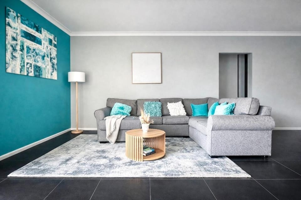 Luxury Beach House, Sleeps 8, Walk to Beach House in Perth