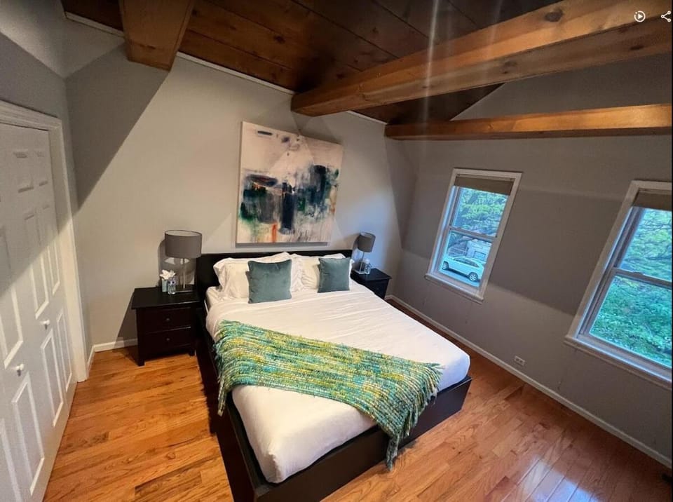 Stunning Home, Epic Game Room, Prime Location Villa in Lincoln Park