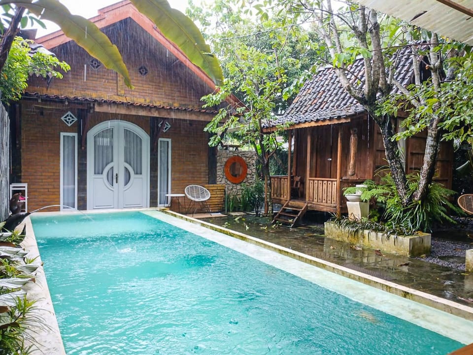 Swimming pool