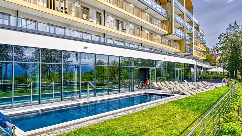Swimming pool, sunbed