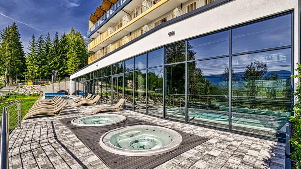 Hot Tub, Swimming pool, sunbed