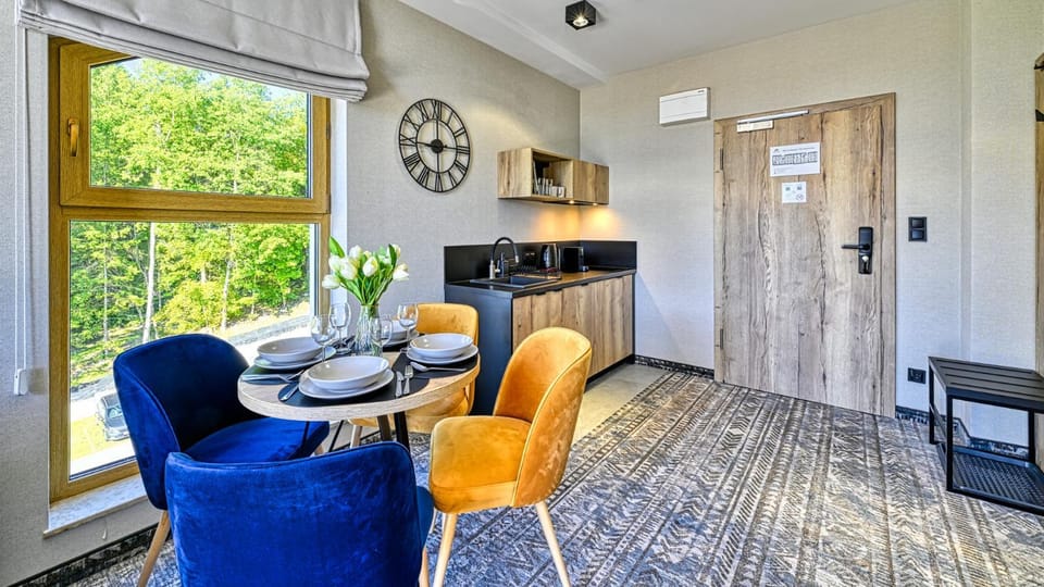 Coffee/tea facilities, Kitchen or kitchenette, Living room, Dining area, stove