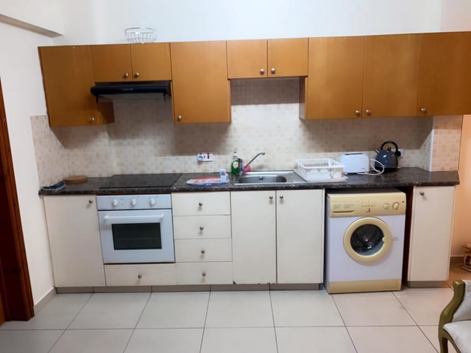 Kitchen or kitchenette, oven, stove, washing machine