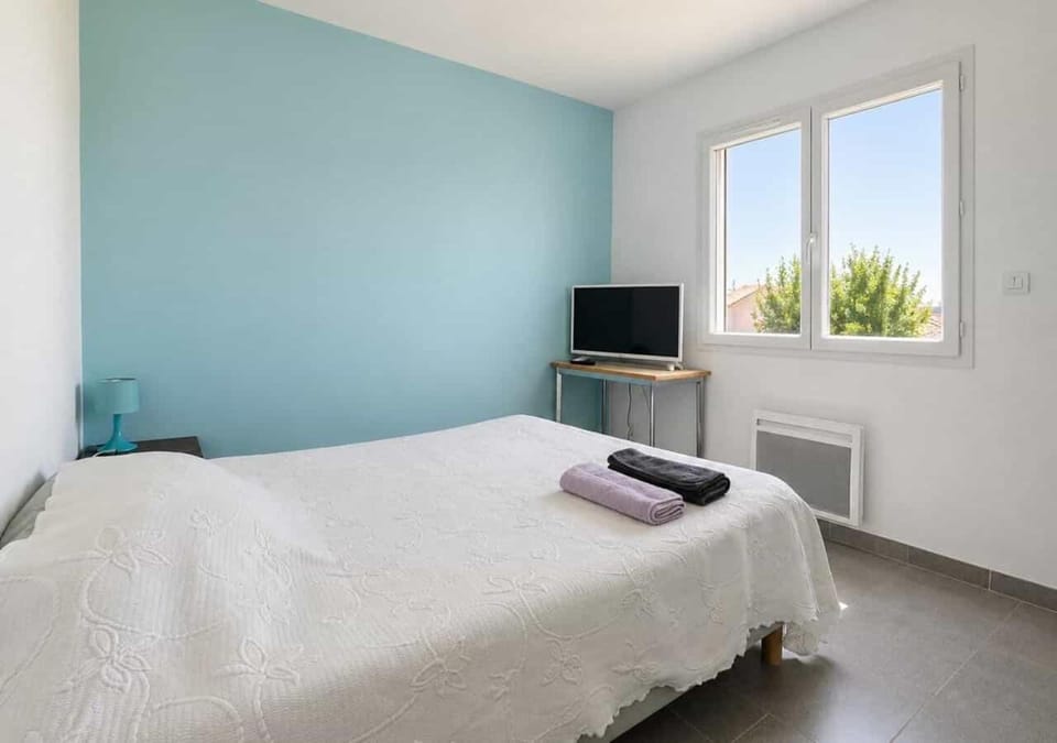 Bed, TV and multimedia, Photo of the whole room, Bedroom, towels