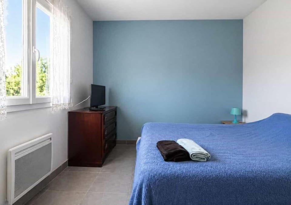 Bed, TV and multimedia, Photo of the whole room, towels
