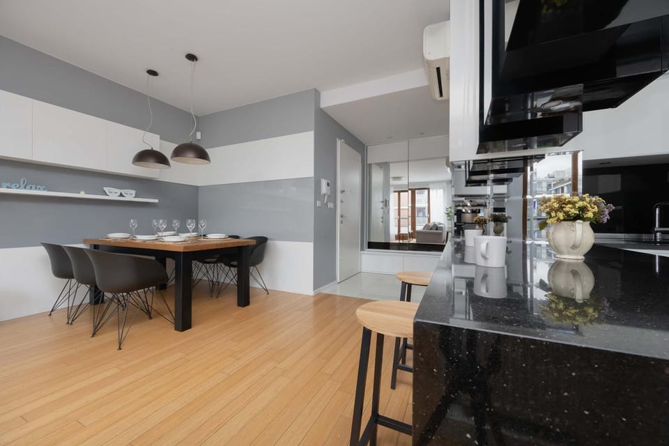 Kitchen or kitchenette, Dining area