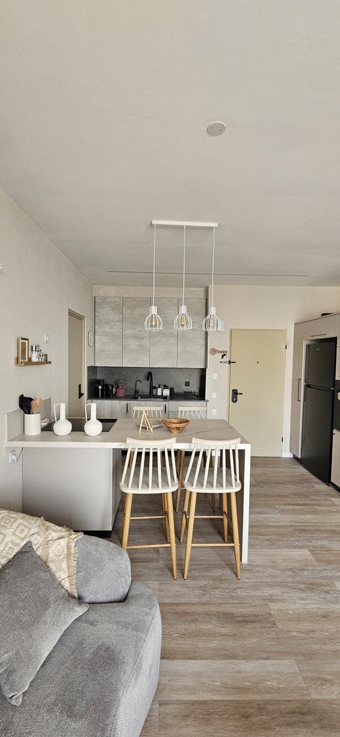 Kitchen or kitchenette, Living room, Seating area, Dining area, oven