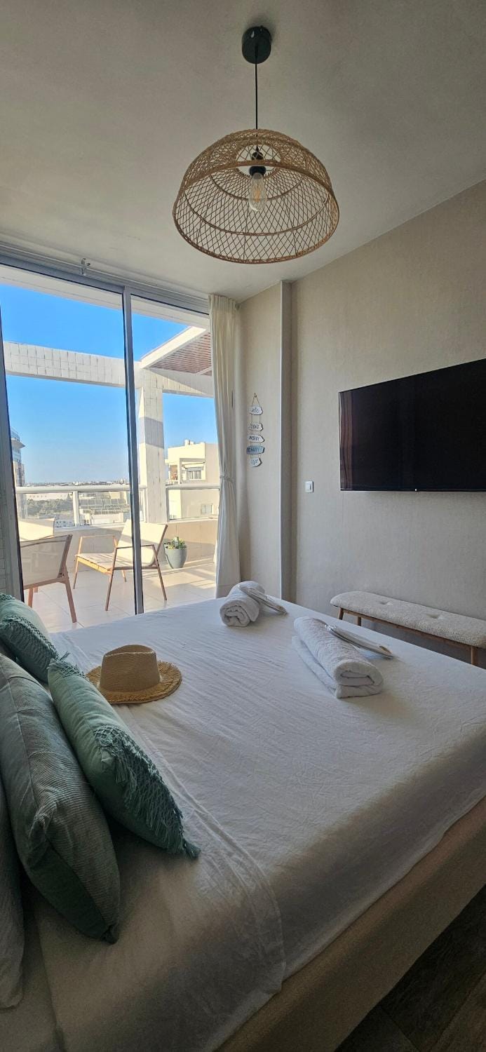 Bed, TV and multimedia, Bedroom, towels