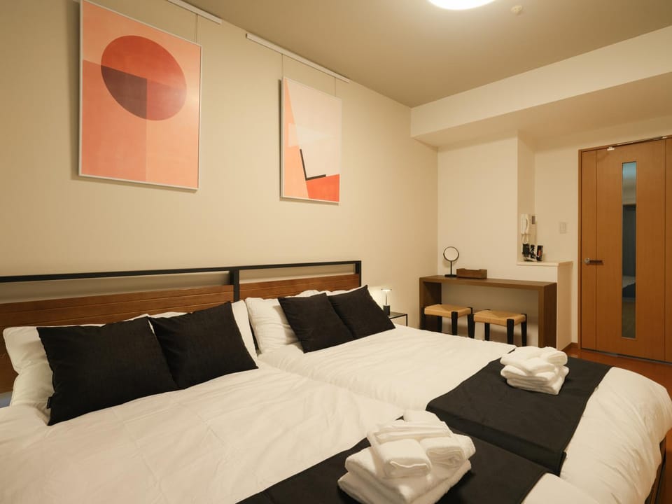 Bed, Decorative detail, Dining area, Bedroom