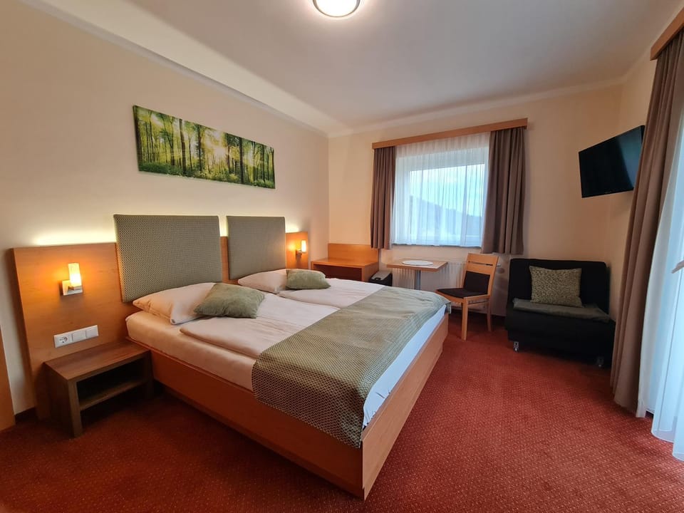 Bed, TV and multimedia, Photo of the whole room, Seating area, Bedroom