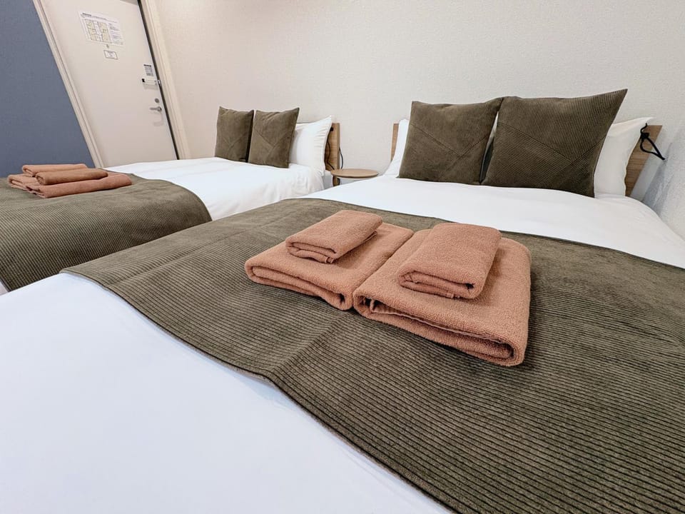 Bed, towels