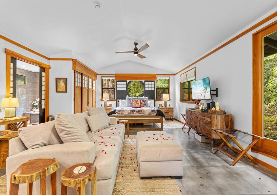 Bed, TV and multimedia, Living room, Seating area, Bedroom