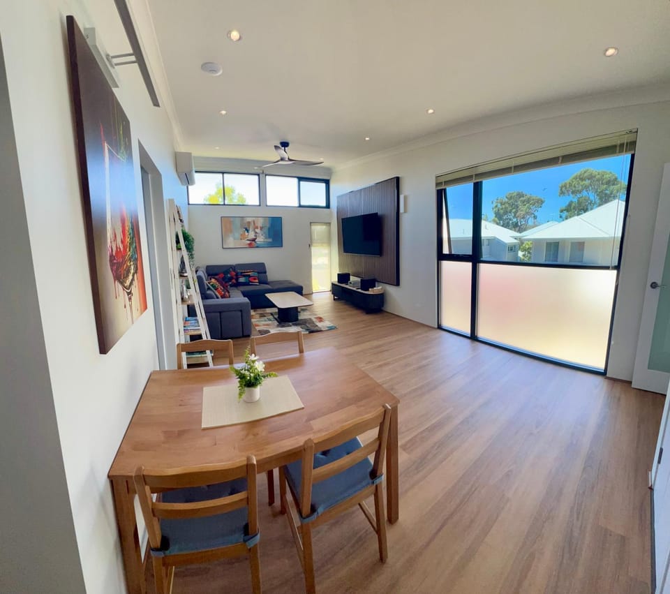 TV and multimedia, Living room, Dining area