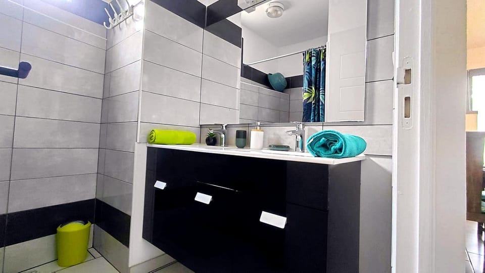 Shower, Bathroom, towels