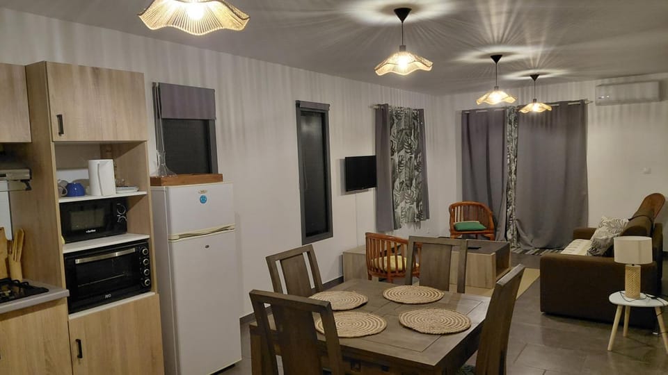 Communal lounge/ TV room, TV and multimedia, Kitchen or kitchenette, Living room, Dining area, oven, stove