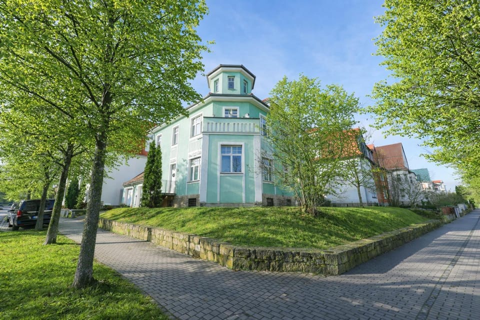Property building, Spring, Street view