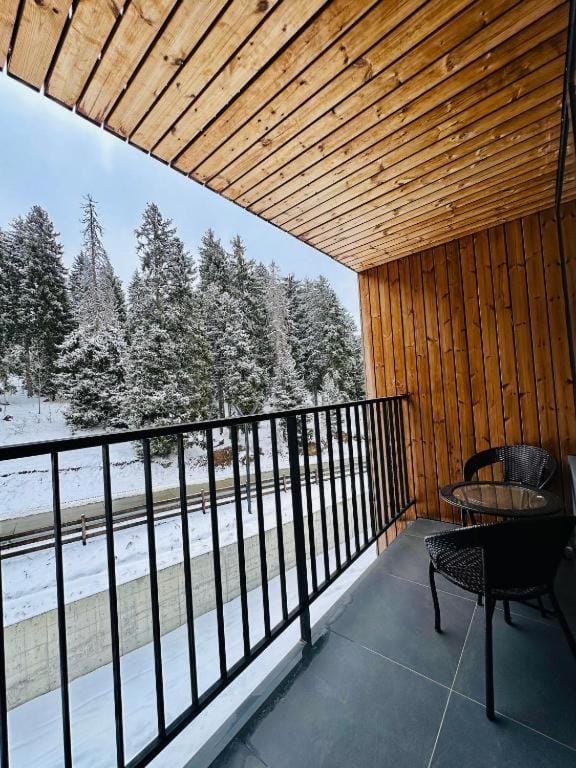 Day, Natural landscape, Winter, Balcony/Terrace