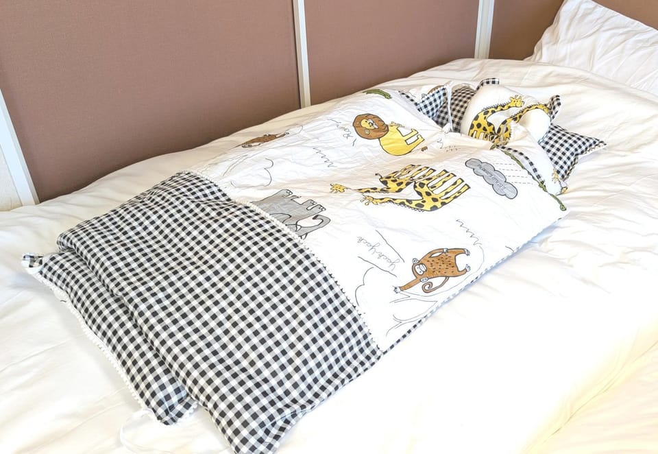 Photo of the whole room, Bedroom, cot