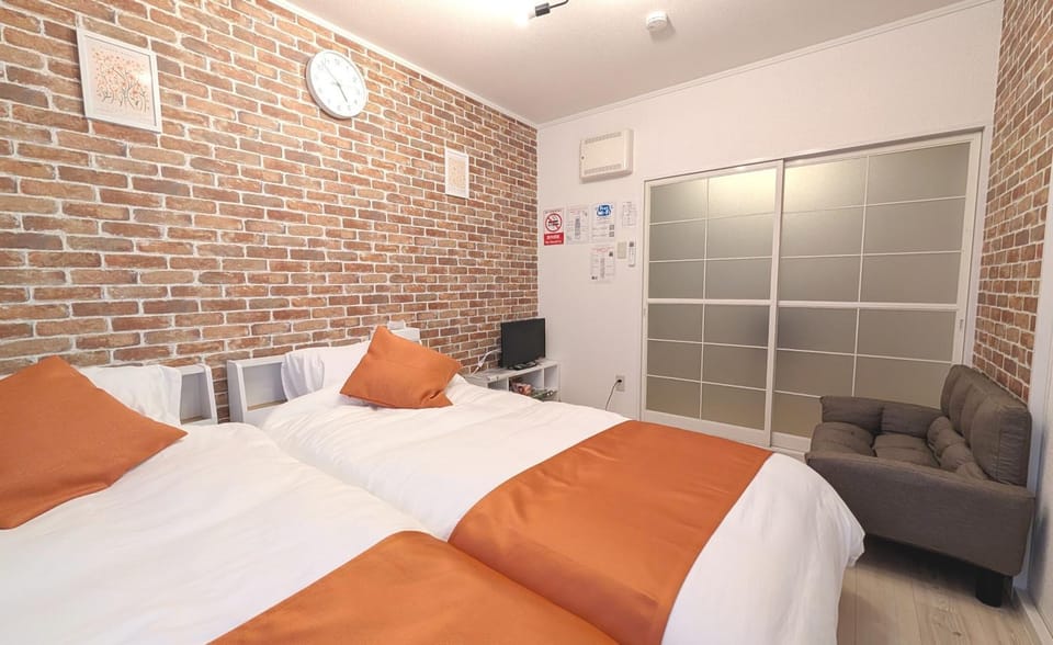 Bed, TV and multimedia, Photo of the whole room, Seating area, Bedroom