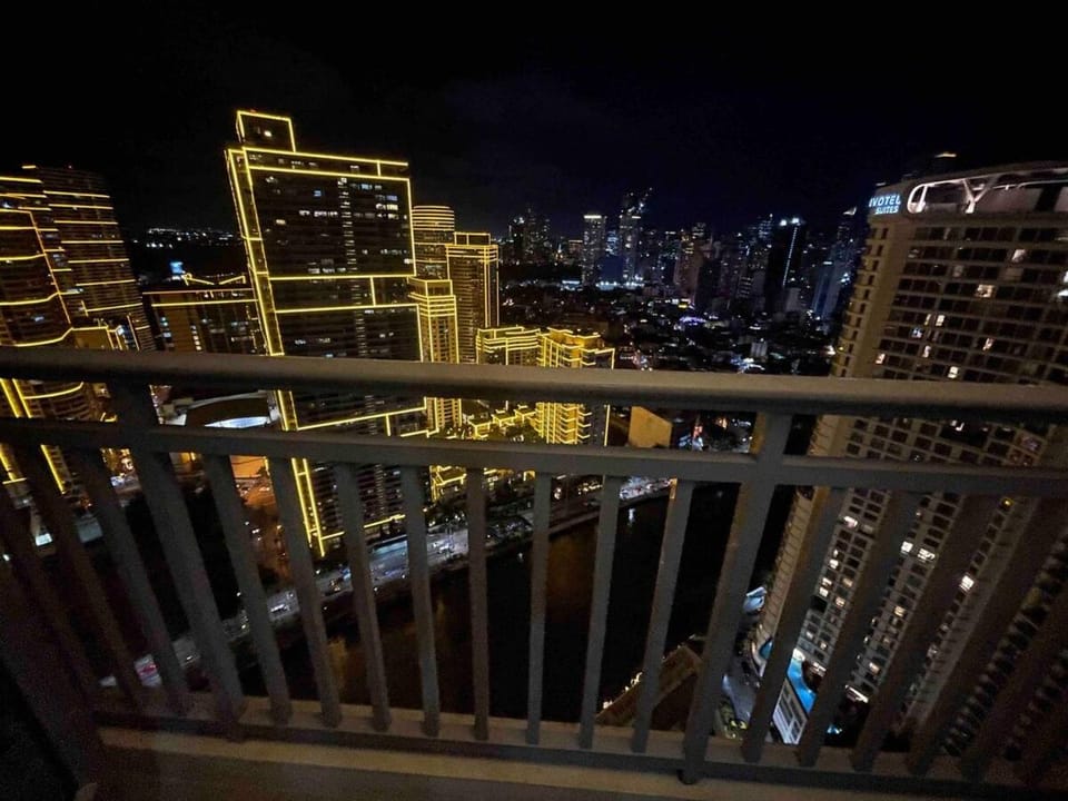 Cool 1BR Acqua Livingstone Netflix Pool and Gym Apartment in Mandaluyong