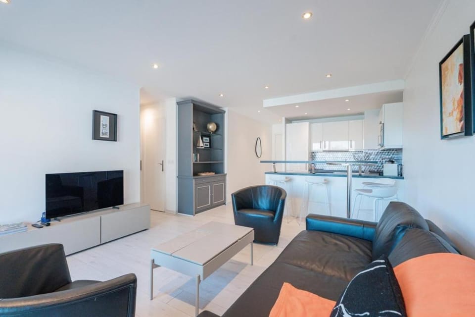 Au pied du golf logement 2 pièces 1 chambre climatisée avec 2 piscines grand standing Apartment in Mandelieu-La Napoule