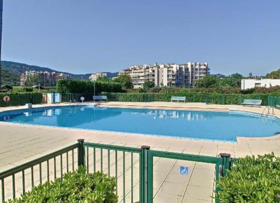 Au pied du golf logement 2 pièces 1 chambre climatisée avec 2 piscines grand standing Apartment in Mandelieu-La Napoule