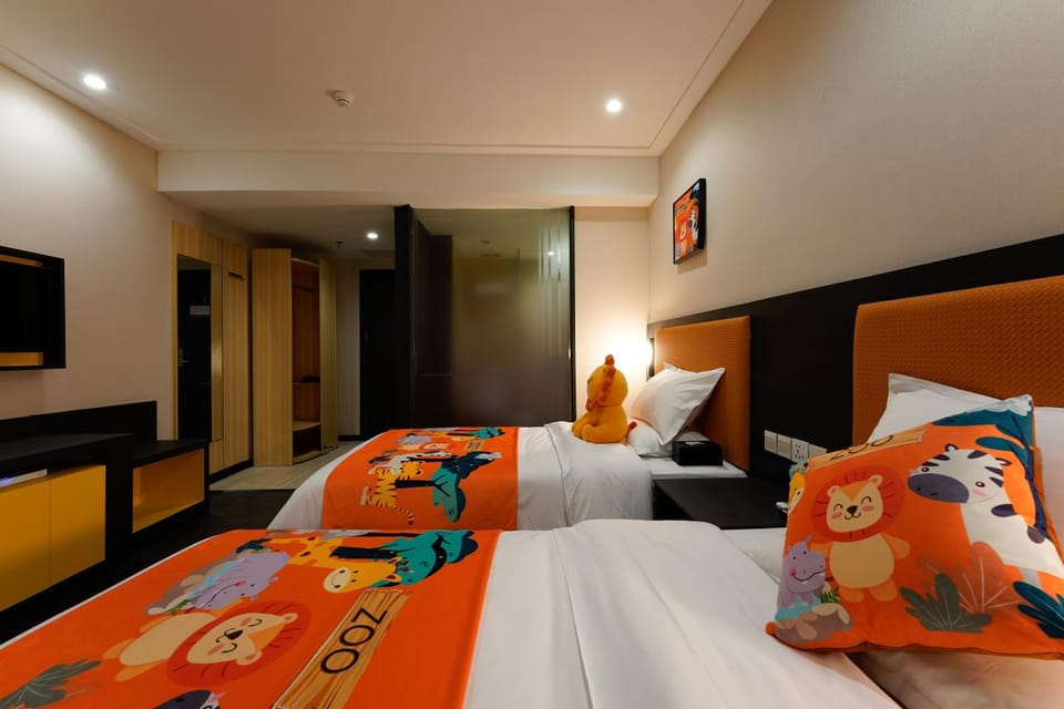 Bed, TV and multimedia, Bedroom