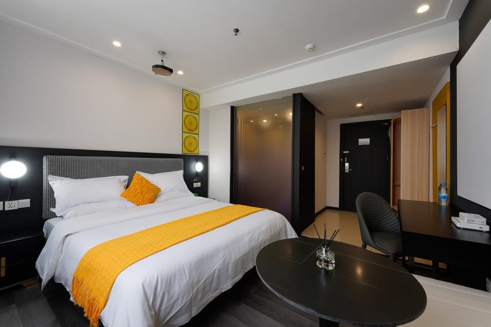 Bed, TV and multimedia, Seating area, Bedroom
