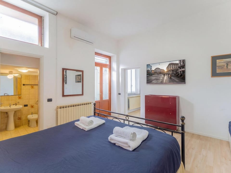 Bed, TV and multimedia, Photo of the whole room, Bedroom, towels, towels