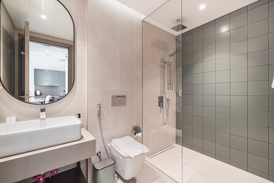 Shower, Toilet, Bathroom, Bath, bidet, towels