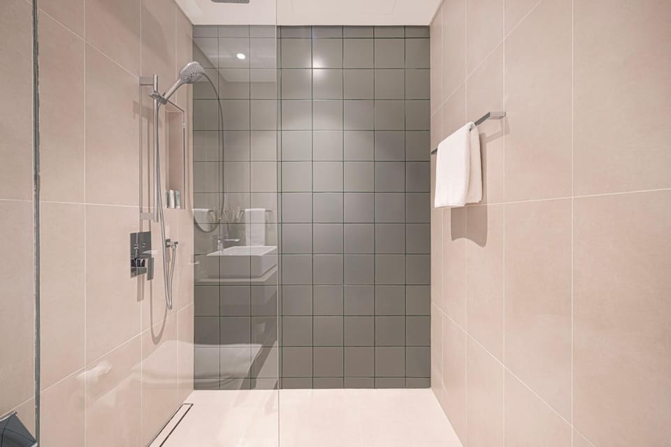 Shower, Toilet, Bathroom, towels