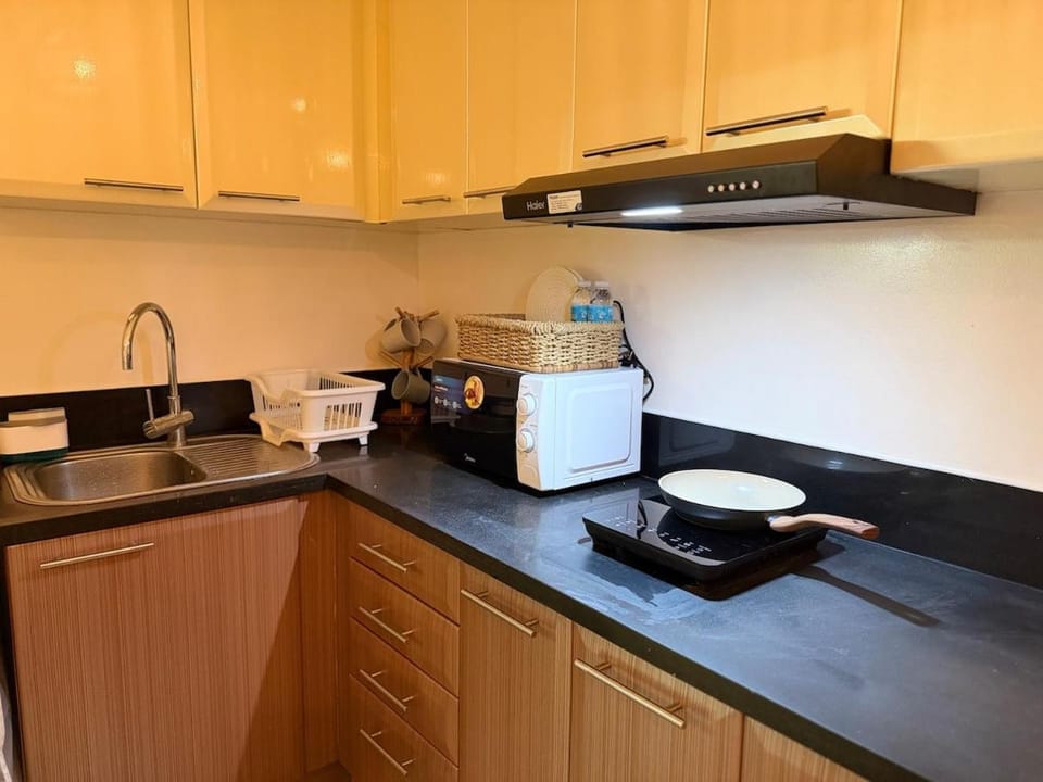 Cozy High Floor Venice Studio with Balcony Walk to M Apartment in Makati