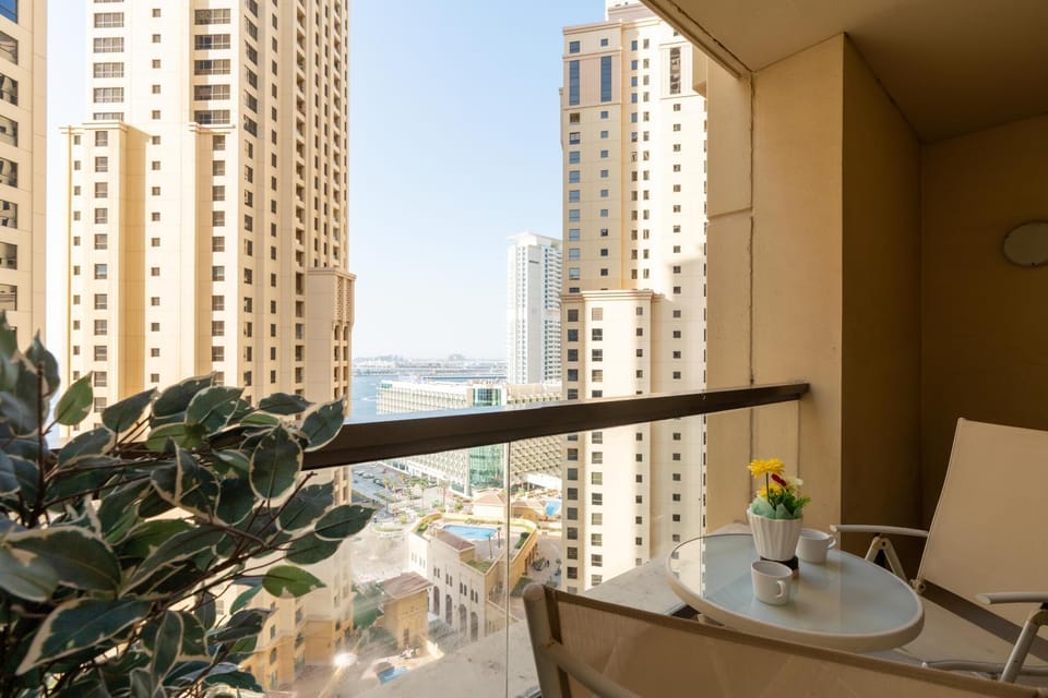 BLVD Steps to Beach - Pool & Gym Apartment in Dubai