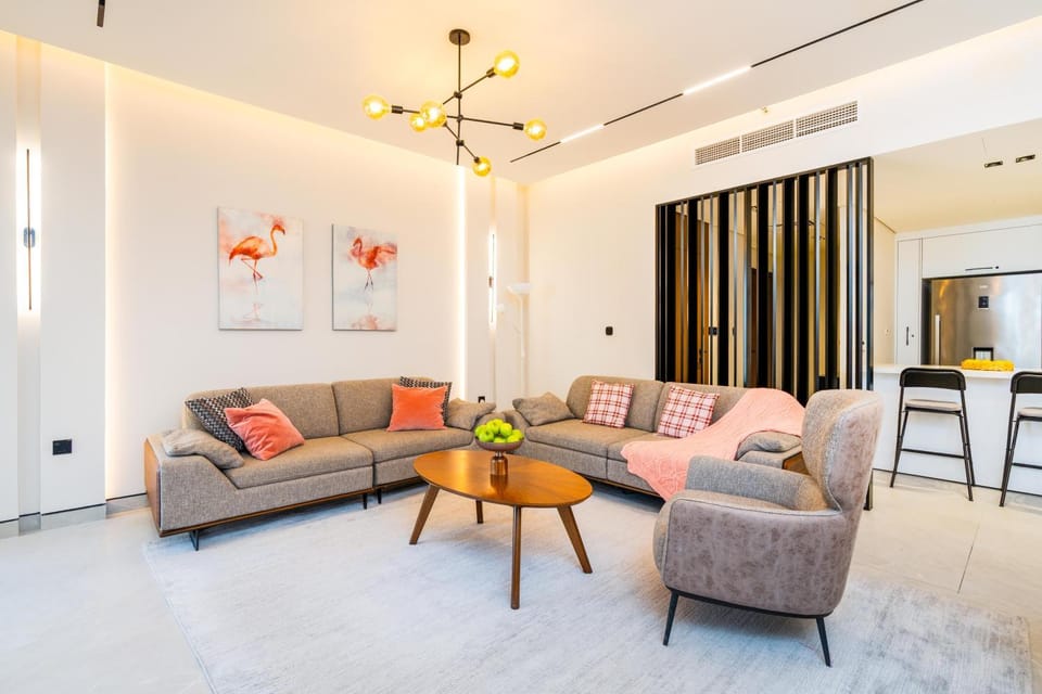 BLVD Steps to Beach - Pool & Gym Apartment in Dubai