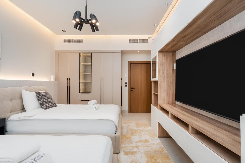 BLVD Steps to Beach - Pool & Gym Apartment in Dubai