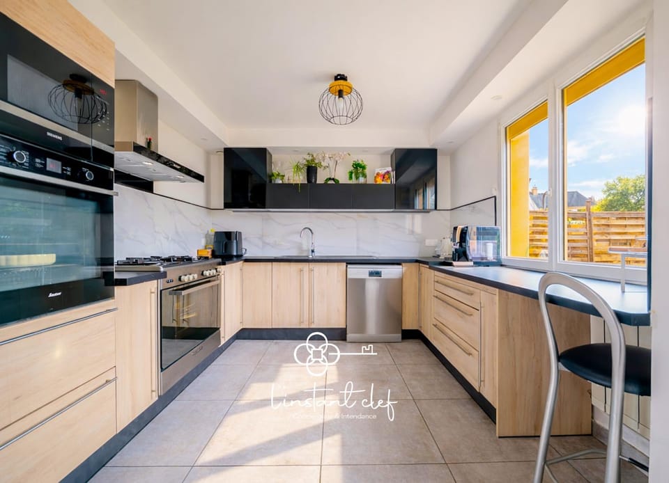 Kitchen or kitchenette, Dining area, dishwasher, oven, stove, toaster