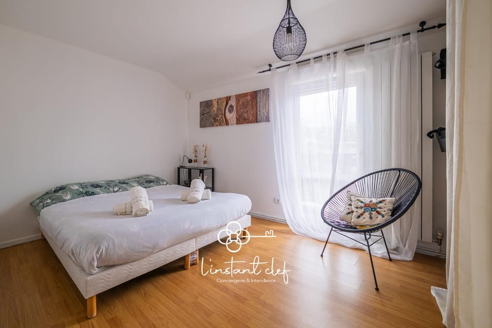 Bed, Photo of the whole room, Bedroom, towels