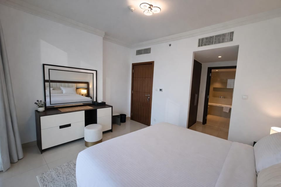 Bed, TV and multimedia, Photo of the whole room, Bedroom, hair dresser, wardrobe, air conditioner