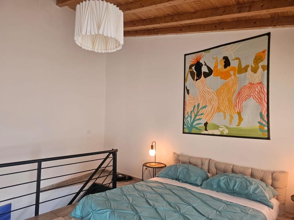 Photo of the whole room, Bedroom