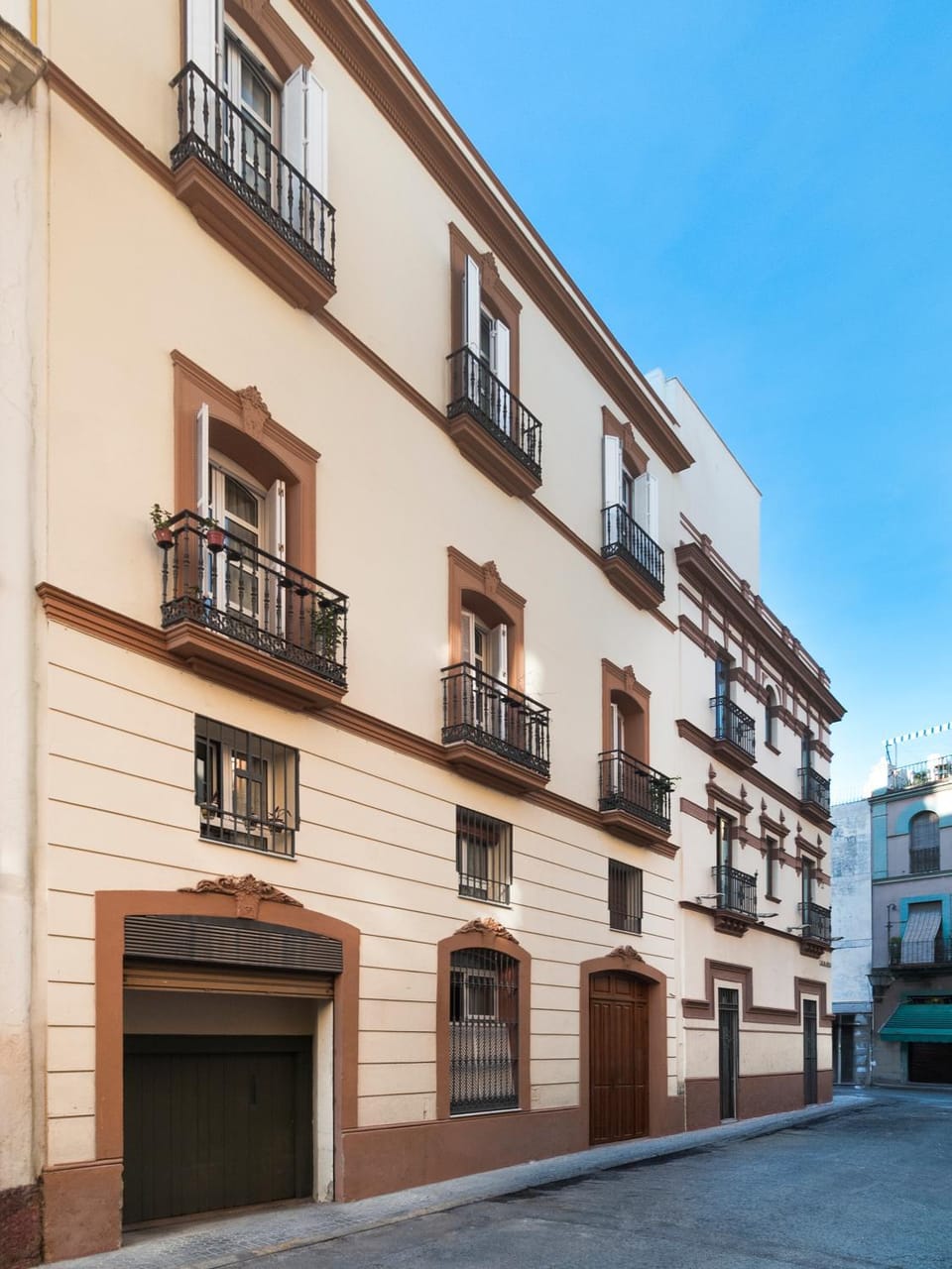 Property building, Facade/entrance, Day, Location, Parking