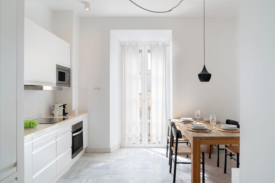 Kitchen or kitchenette, Dining area, microwave, oven