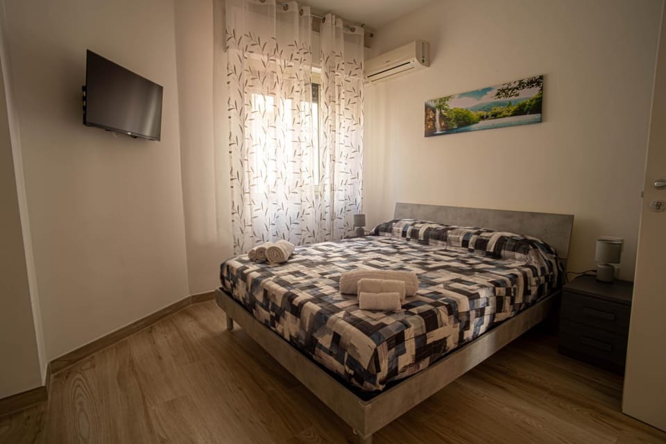 Bed, TV and multimedia, Photo of the whole room, Bedroom