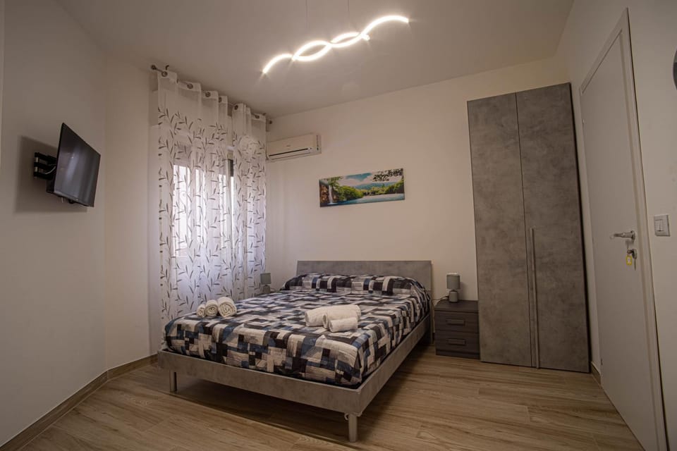 Bed, TV and multimedia, Photo of the whole room, Bedroom, towels, wardrobe