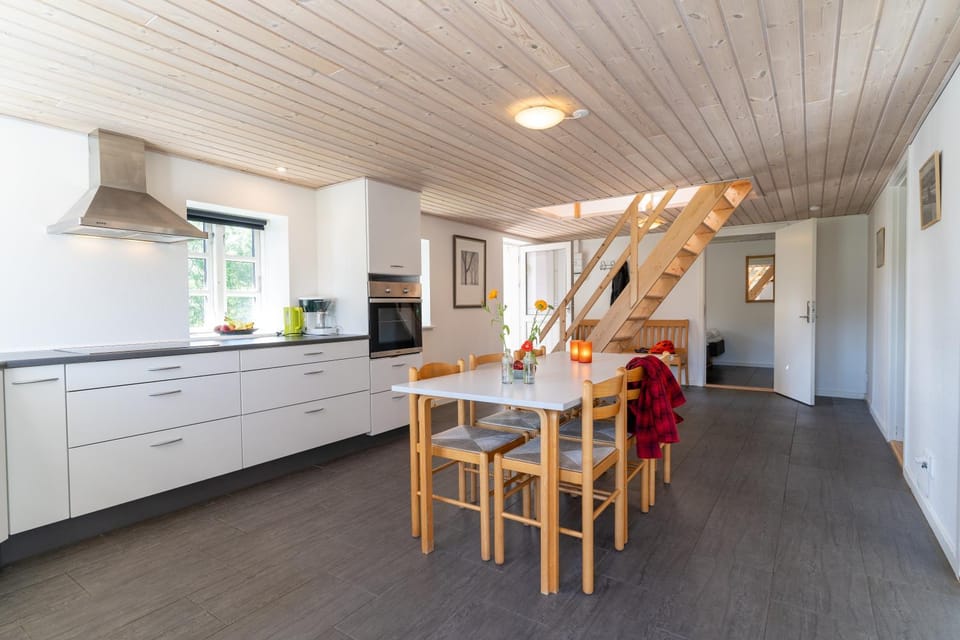 Coffee/tea facilities, Kitchen or kitchenette, Dining area, oven, pet friendly, stove, kitchen