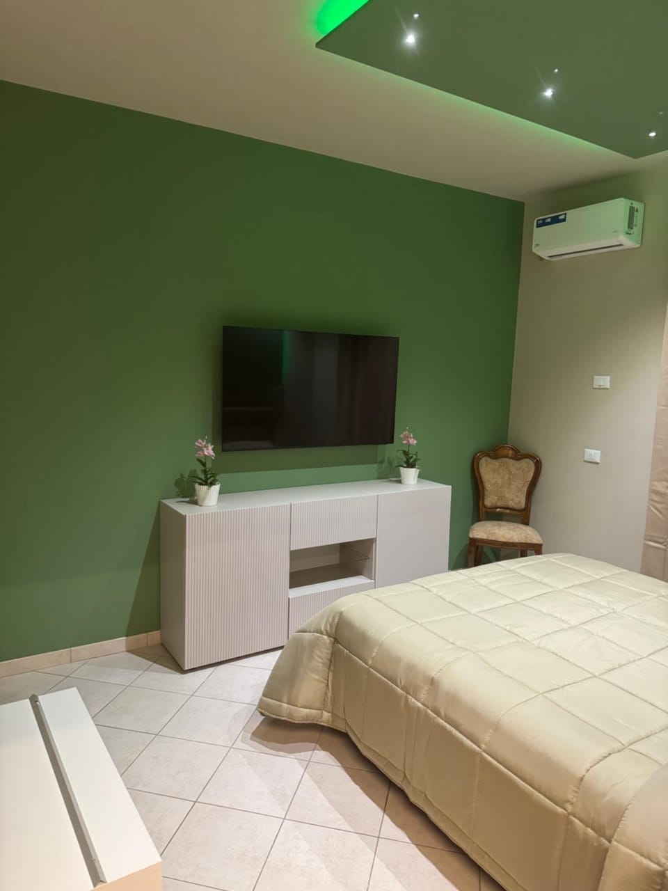 TV and multimedia, Photo of the whole room, air conditioner