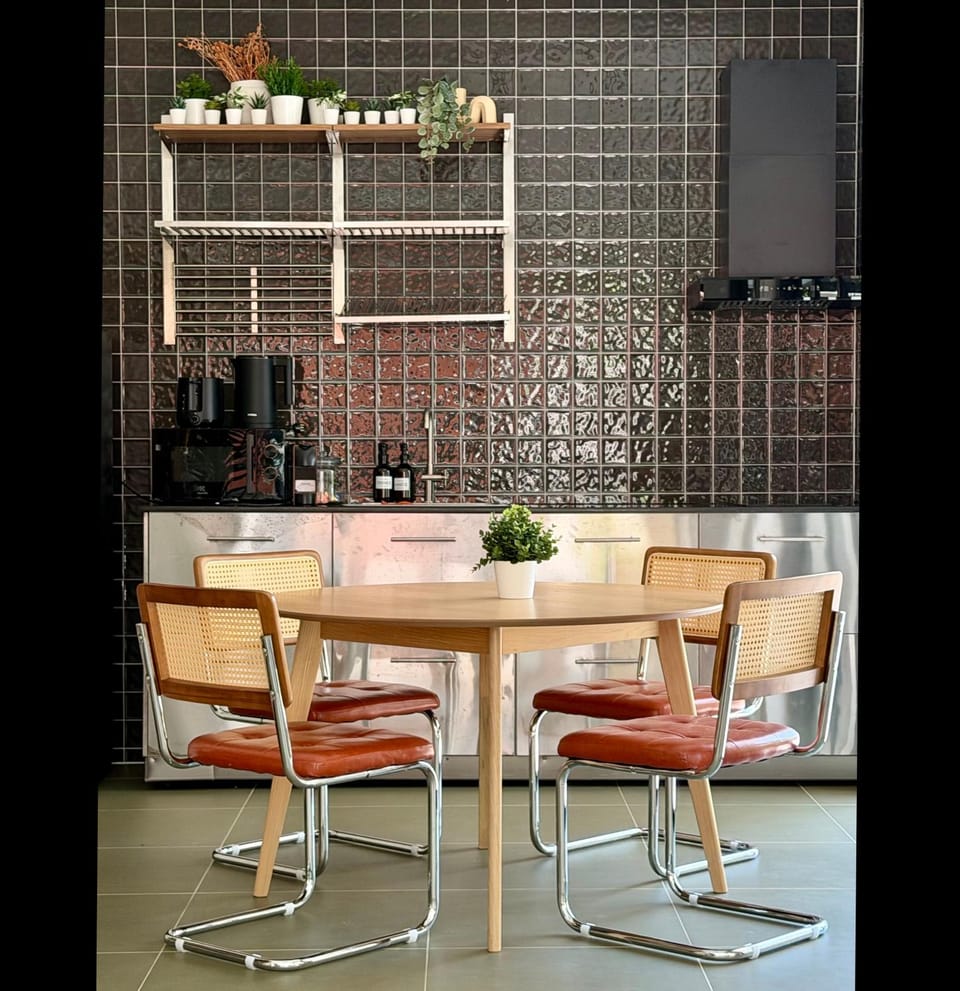 Kitchen or kitchenette, Dining area