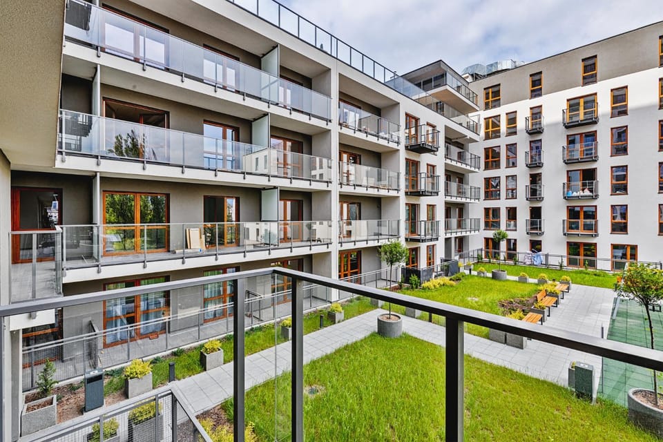 Property building, Spring, Day, Natural landscape, Garden, View (from property/room), Balcony/Terrace, City view, Garden view